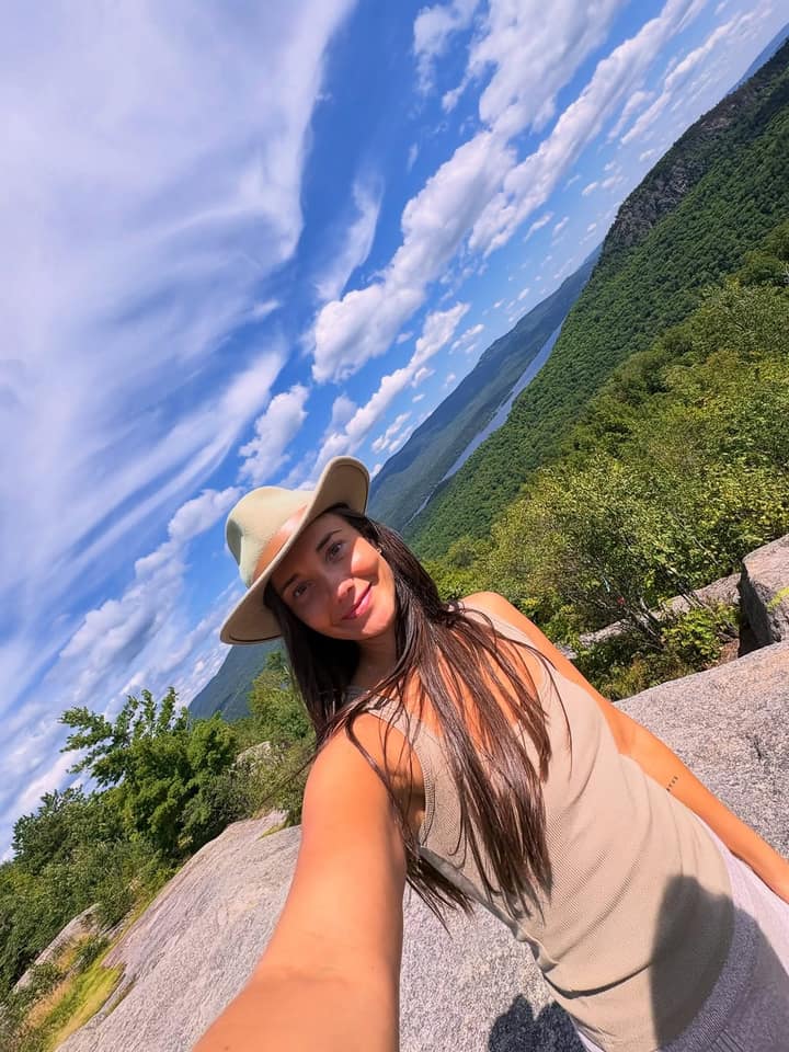 Alexandra Stellini trinque à la sororité et couronne sa « reine » le jour de sa fête