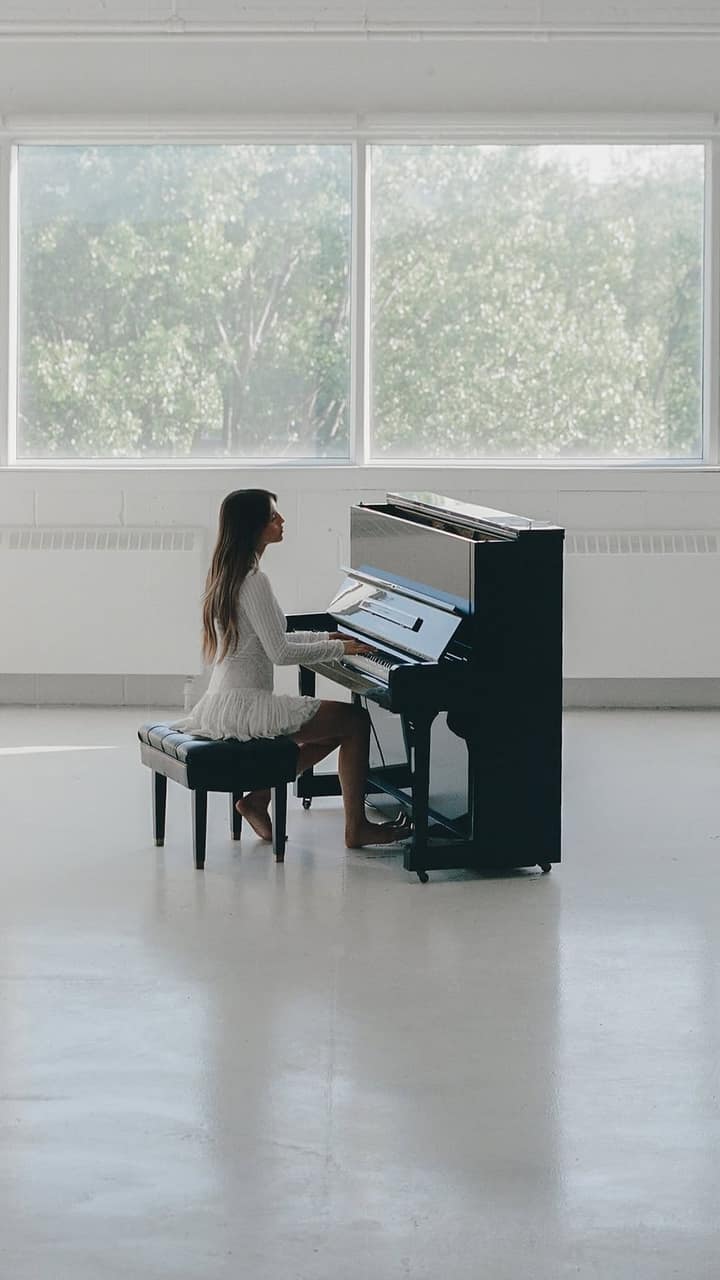 Alicia Moffet fait monter la pression : le vidéoclip de « forever » débarque demain 18h