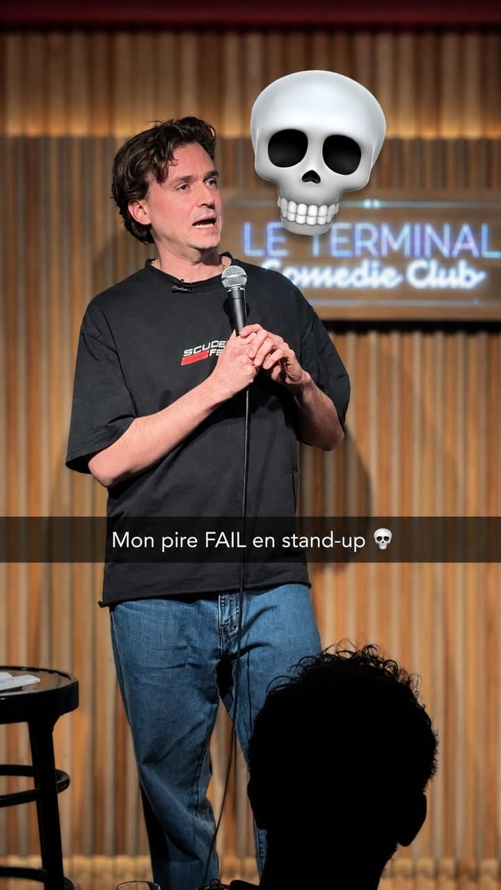 Arnaud Soly a confié son stand-up à une machine (et il filme le résultat)