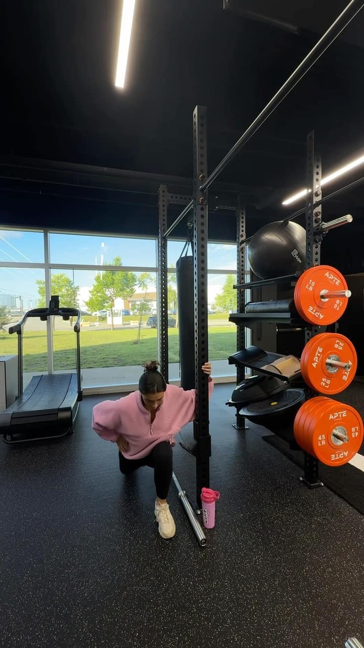 Claudia Dimopoulos boucle son leg day en mode express et te met au défi de suivre le rythme