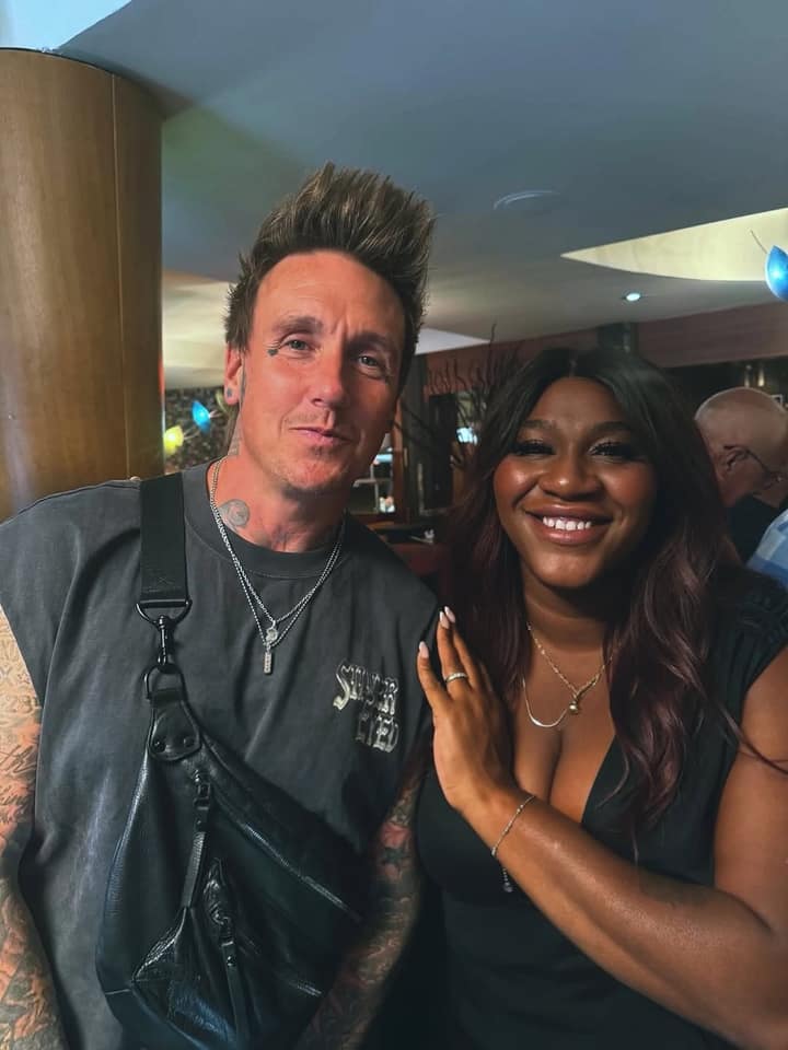 Mélissa Bédard tombe sur le chanteur de Papa Roach et sort le « Nice to meet you! » le plus gênant