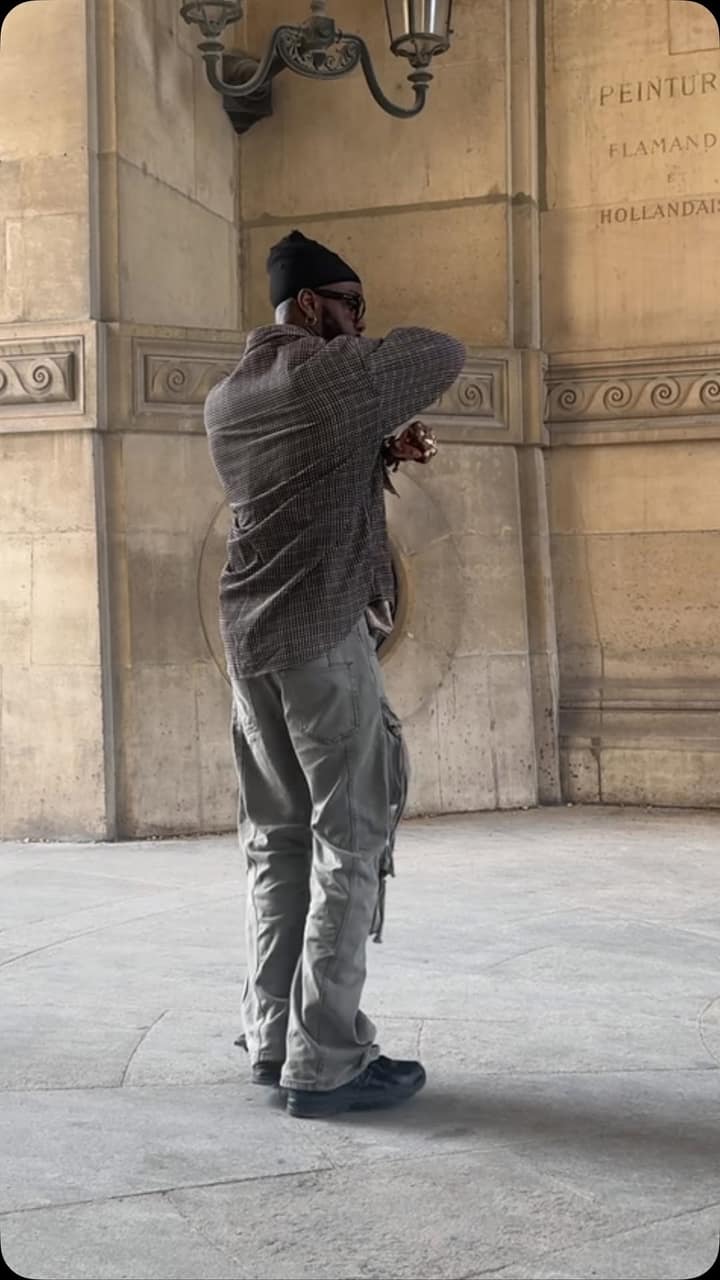 Vytee Stoffel suit une voix inconnue dans le Louvre et tombe sur un moment brut